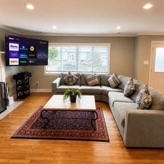 4 bedroom house with pool and backyard on bayside.