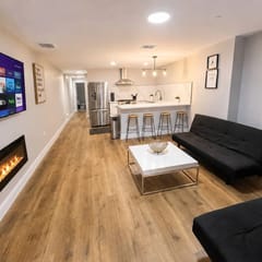 4 bedroom apartment, backyard, near convention.