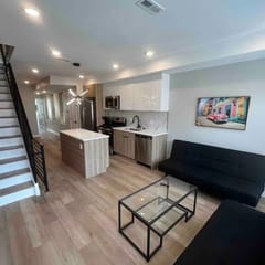 4 bedroom with rooftop close to Center City.