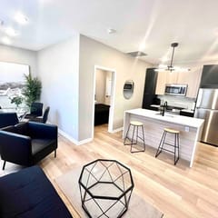 3 bedroom 1 block beach, full kitchen, livingroom.