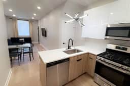 2 bedroom with back yard walk to city. - Image 5