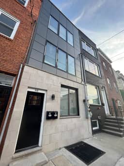 2 bedroom with back yard walk to city. - Image 2