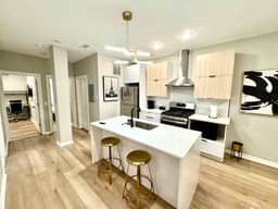2 bedroom, kitchen 1block to beach ,parking.unit 8 - Image 2