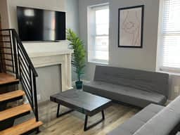 University city house 4 bedroom with backyard - Image 2