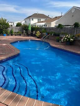 4 bedroom house with pool and backyard on bayside. - Image 2