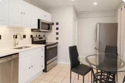 5 bedroom across from tropicana 1 block to beach - Image 5