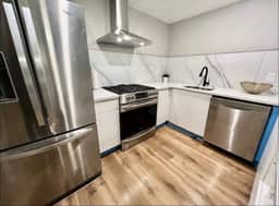 4 bedroom apartment, backyard, near convention. - Image 3