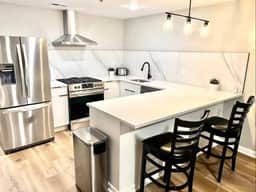 4 bedroom apartment, backyard, near convention. - Image 2