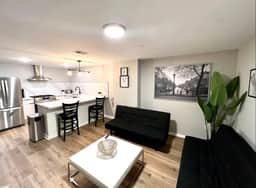 4 bedroom apartment, backyard, near convention. - Image 5