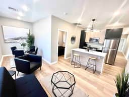 3 bedroom 1 block beach, full kitchen, livingroom. - Image 3