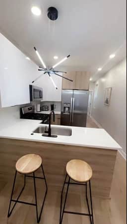 2 bedroom bi-Level with backyard near Center City. - Image 2