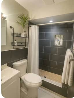 2 bedroom small house w/backyard 401 rear - Image 4