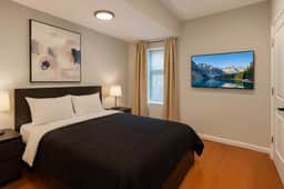 Stylish 5-Bedroom home w/Yard – university city - Image 4