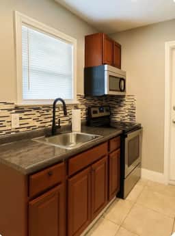 2 bedroom small house w/backyard - Image 4