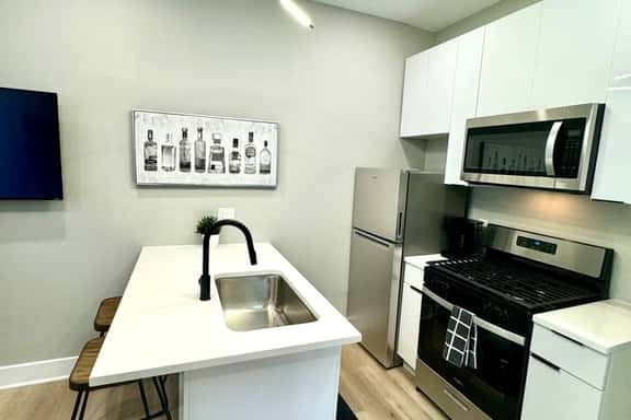 1 bed, kitchen, 1block to beach. Unit 10. - Image 1