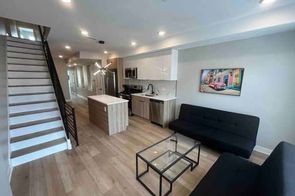 4 bed bi-level with roof deck. In the city. - Image 1