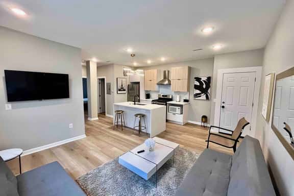 2 bedroom, kitchen 1block to beach ,parking.unit 8 - Image 1