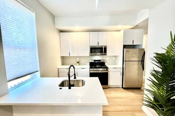 University area all new 3 bedroom livingroom. - Image 1