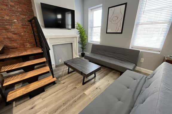 University city house 4 bedroom with backyard - Image 1