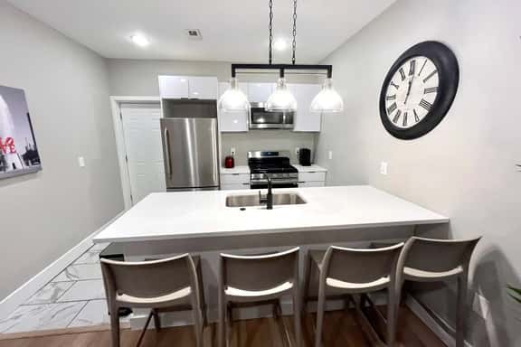 1 bedroom w/patio close to Wells Fargo arena - Image 1