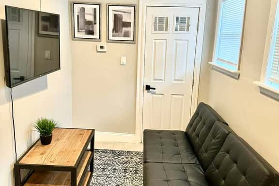 2 bedroom small house in university city sleeps 5. - Image 1