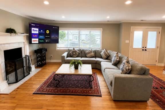 4 bedroom house with pool and backyard on bayside. - Image 1