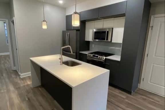 New three bedroom art museum area with backyard - Image 1