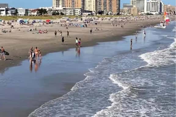 1bedroom, living room, kitchen, 1 block beach38-10 - Image 1
