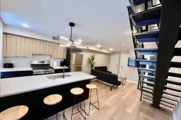 2 bedroom bi-level close to convention & city - Image 1
