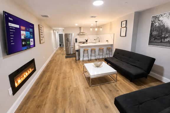 4 bedroom apartment, backyard, near convention. - Image 1