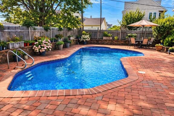 4 bedroom House with pool and deck close to bay. - Image 1