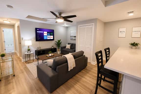1bedroom kitchen living room near convention. - Image 1