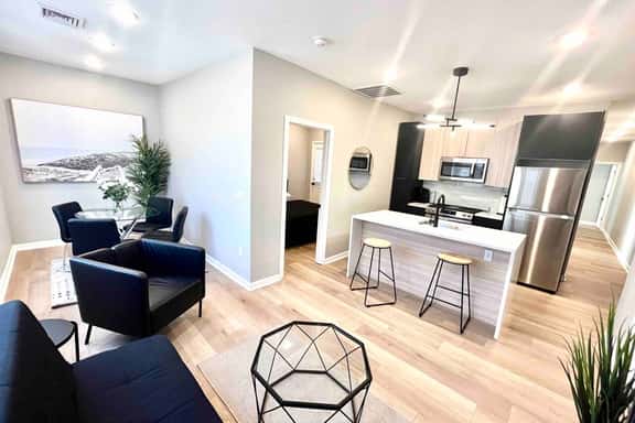 3 bedroom 1 block beach, full kitchen, livingroom. - Image 1