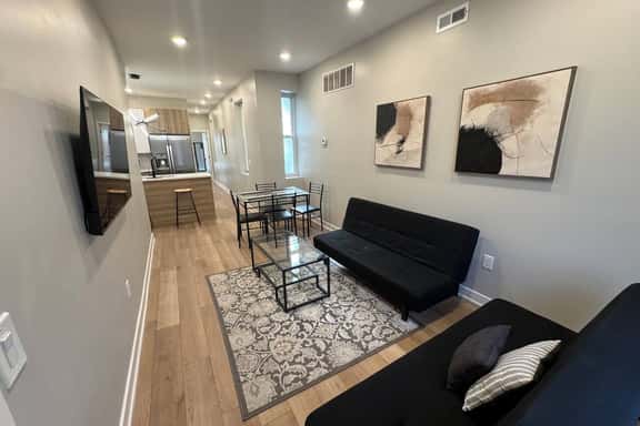 2 bedroom bi-level with back yard walk to city. - Image 1