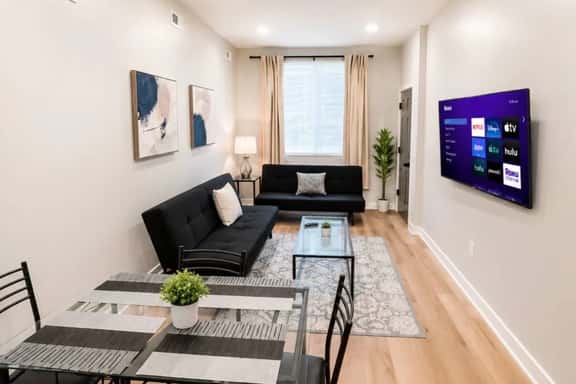2 bedroom bi-Level with backyard near Center City. - Image 1