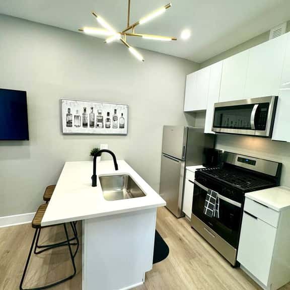 1 bed, kitchen, 1block to beach. Unit 10. - Image 1