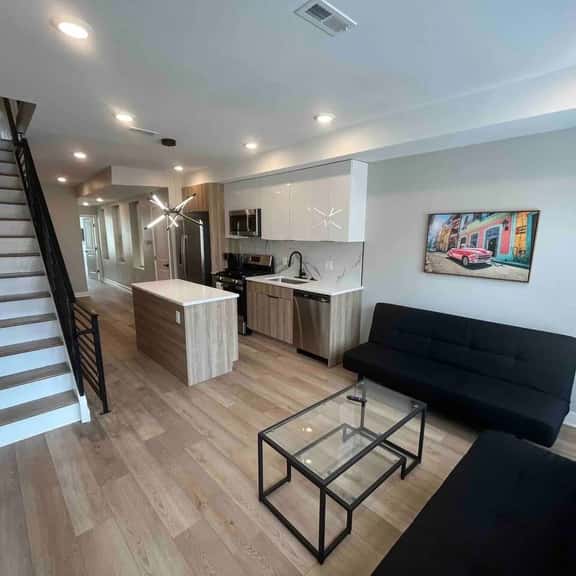 4 bed bi-level with roof deck. In the city. - Image 1