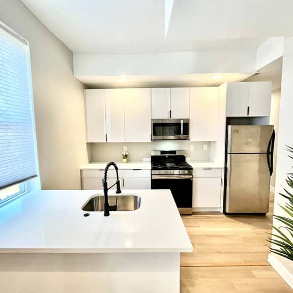 University area all new 3 bedroom livingroom. - Image 1