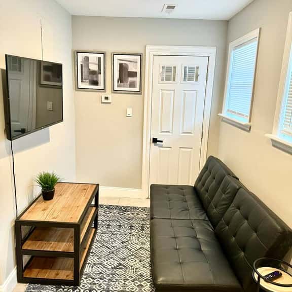 2 bedroom small house in university city sleeps 5. - Image 1