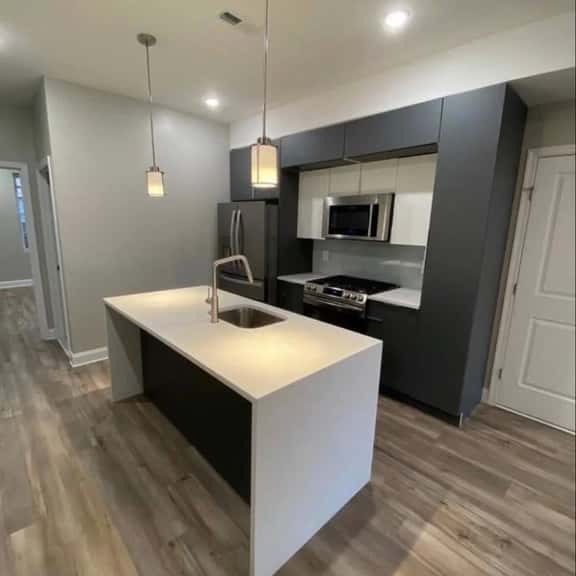 New three bedroom art museum area with backyard - Image 1