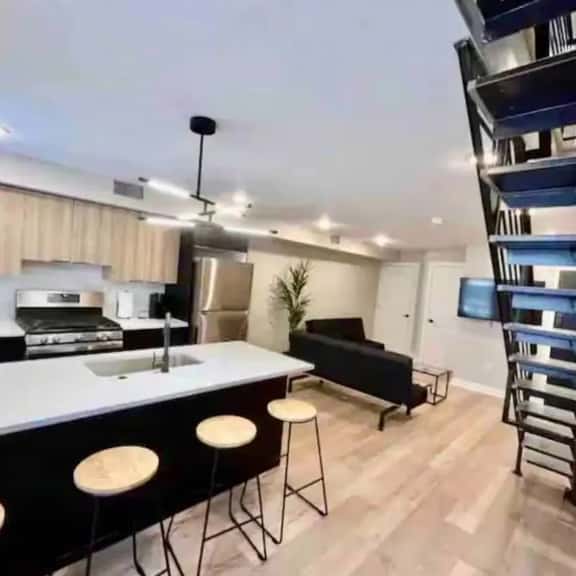 2 bedroom bi-level close to convention & city - Image 1