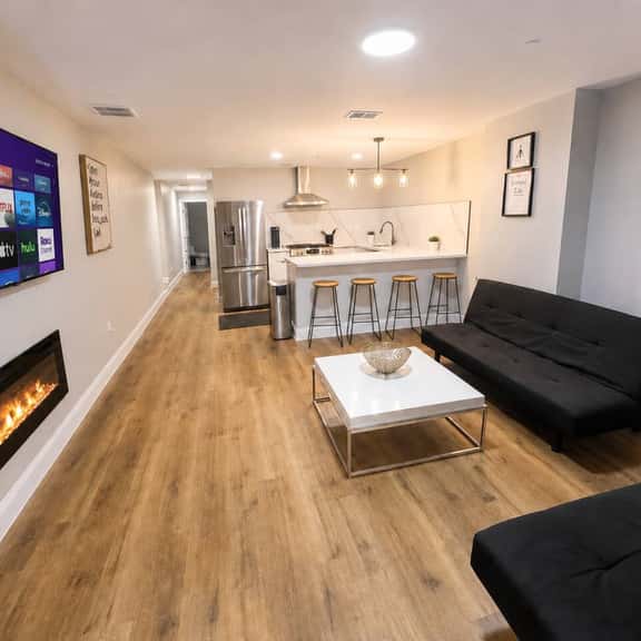 4 bedroom apartment, backyard, near convention. - Image 1