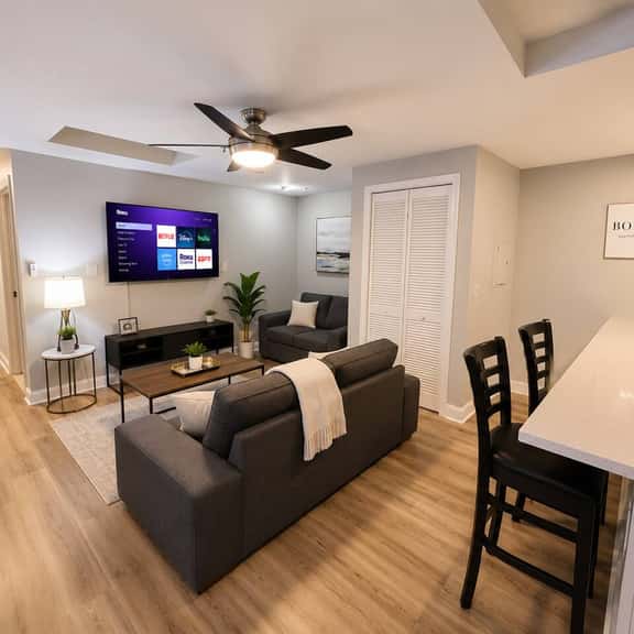 1bedroom kitchen living room near convention. - Image 1
