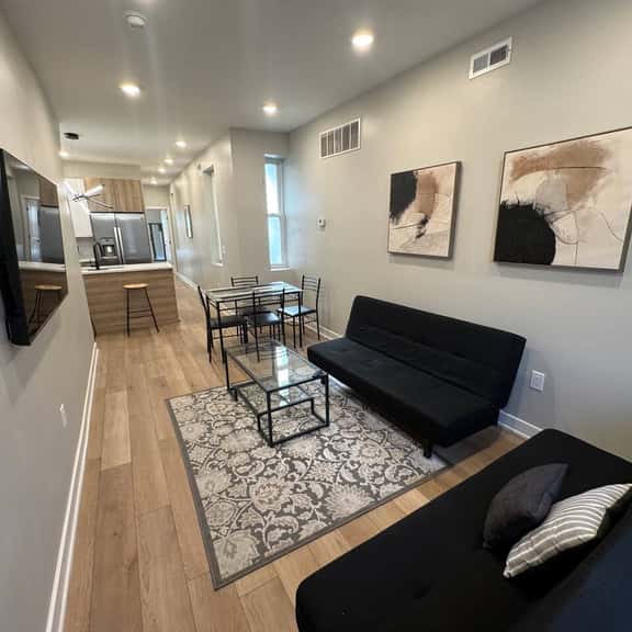 2 bedroom bi-level with back yard walk to city. - Image 1