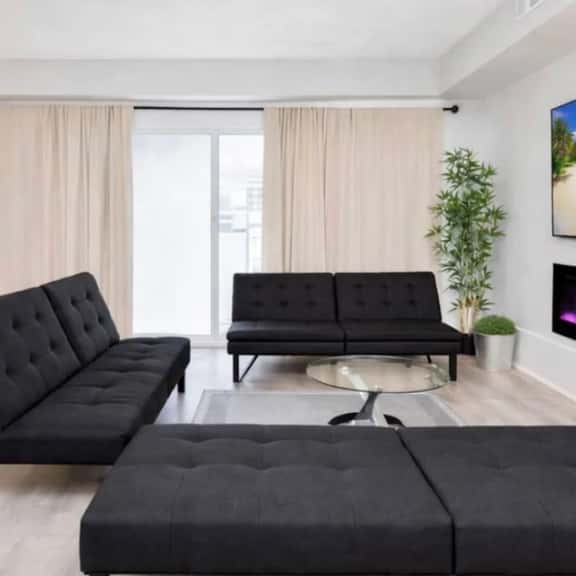 8 Bedroom, Sleeps 16, Close to Caesars Casino & Beach - Image 1