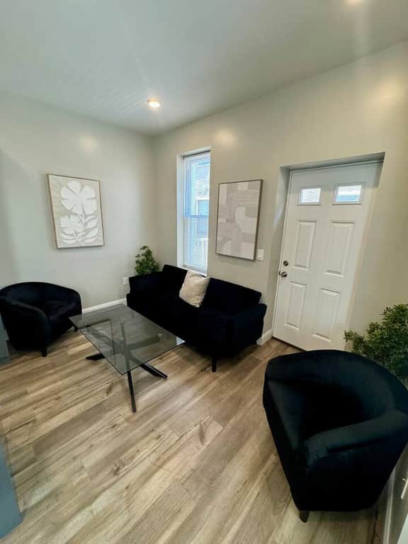 Art museum two bedroom & deck, best location. - Image 2