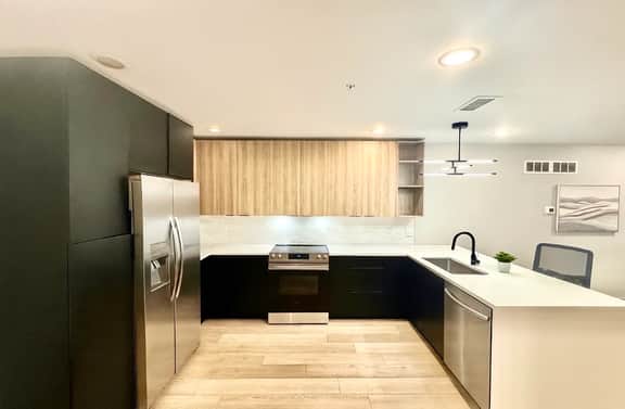 Rittenhouse 3 bedroom & backyard - Image 2