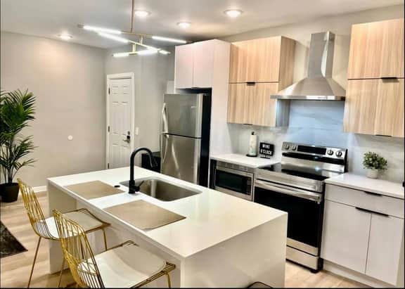 2 bedroom, 1 block beach, kitchen,livingroom. #3 - Image 2