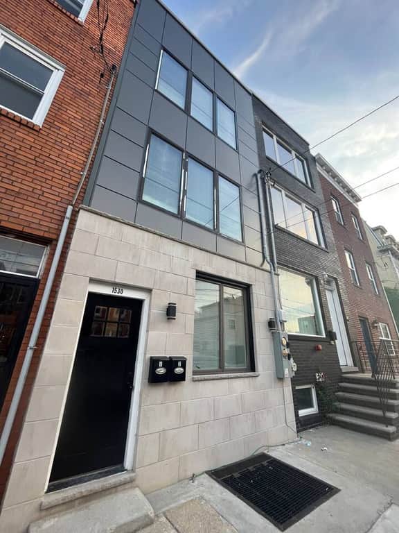 2 bedroom with back yard walk to city. - Image 2