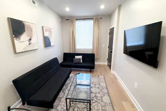 2 bedroom with back yard walk to city. - Image 3